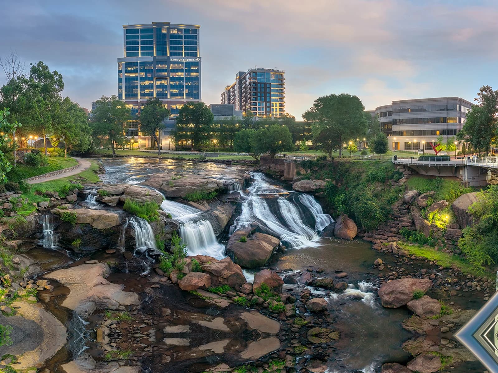 Falls Park on the Reedy con el Liberty Bridge, donde estaba el viejo puente de la autopista