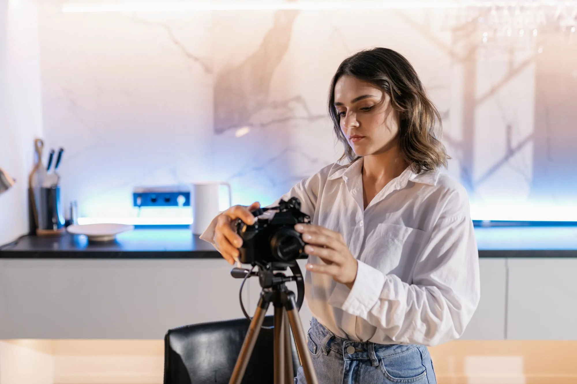 Un fotógrafo capturando el interior de una casa en venta