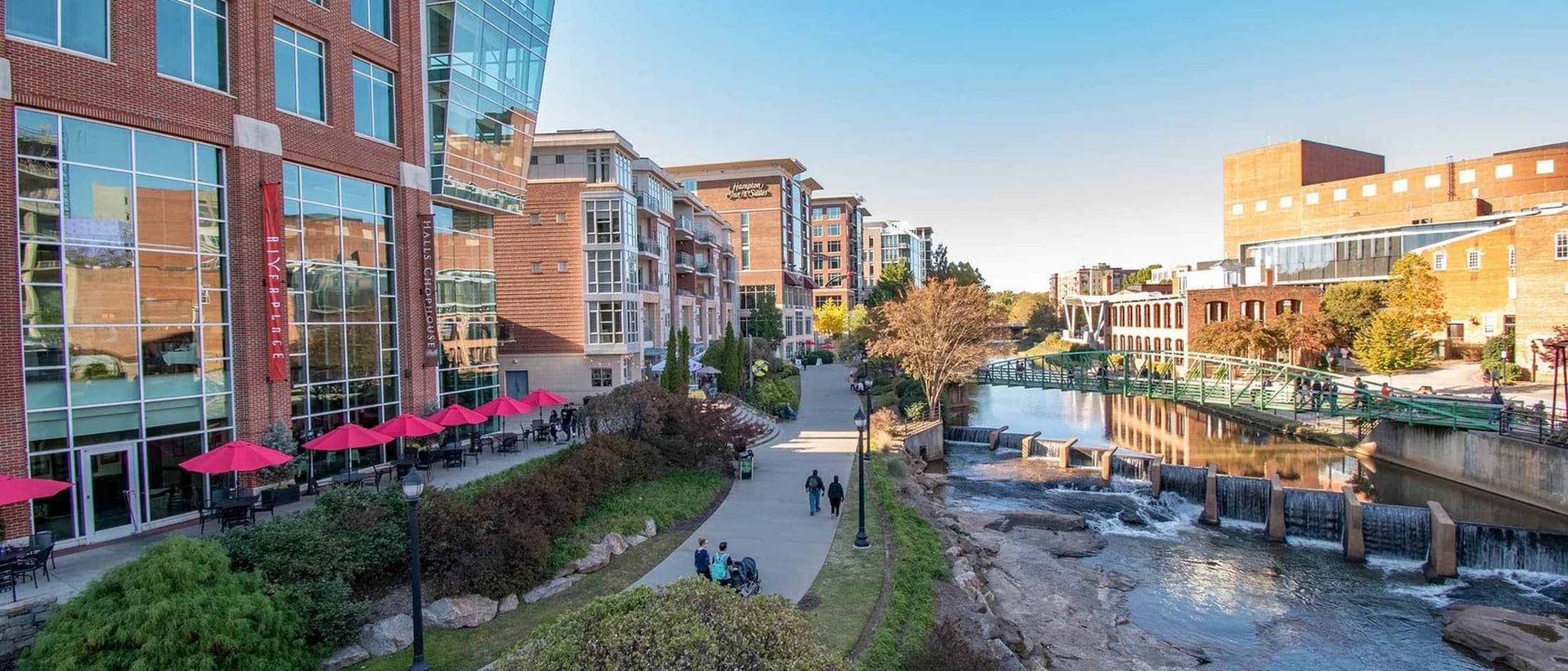 El río Reedy y los comercios de RiverPlace en Greenville