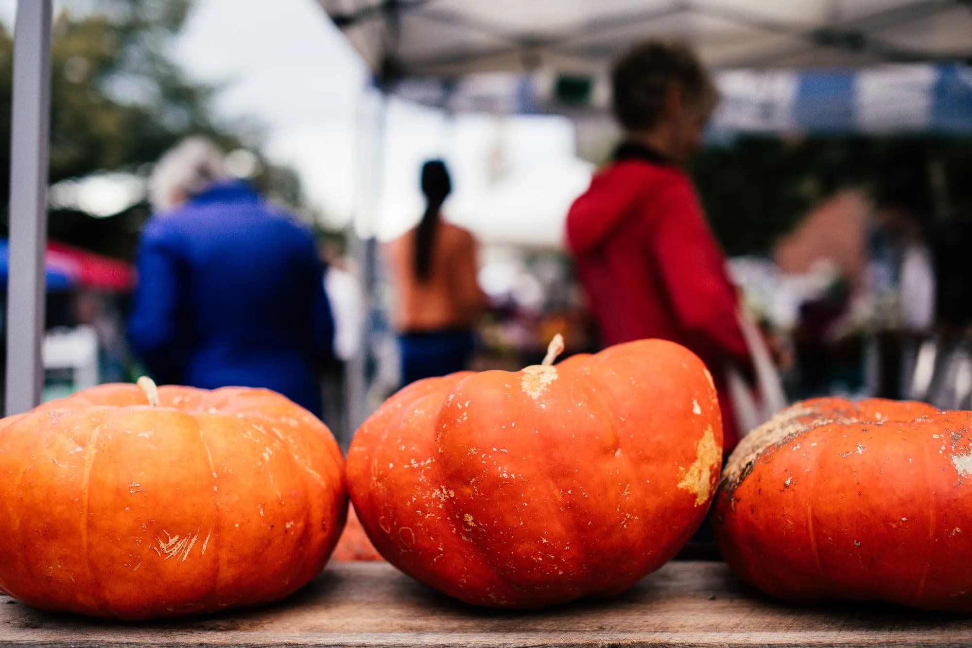Calabazas sobre una mesa de madera en un mercado de otoño