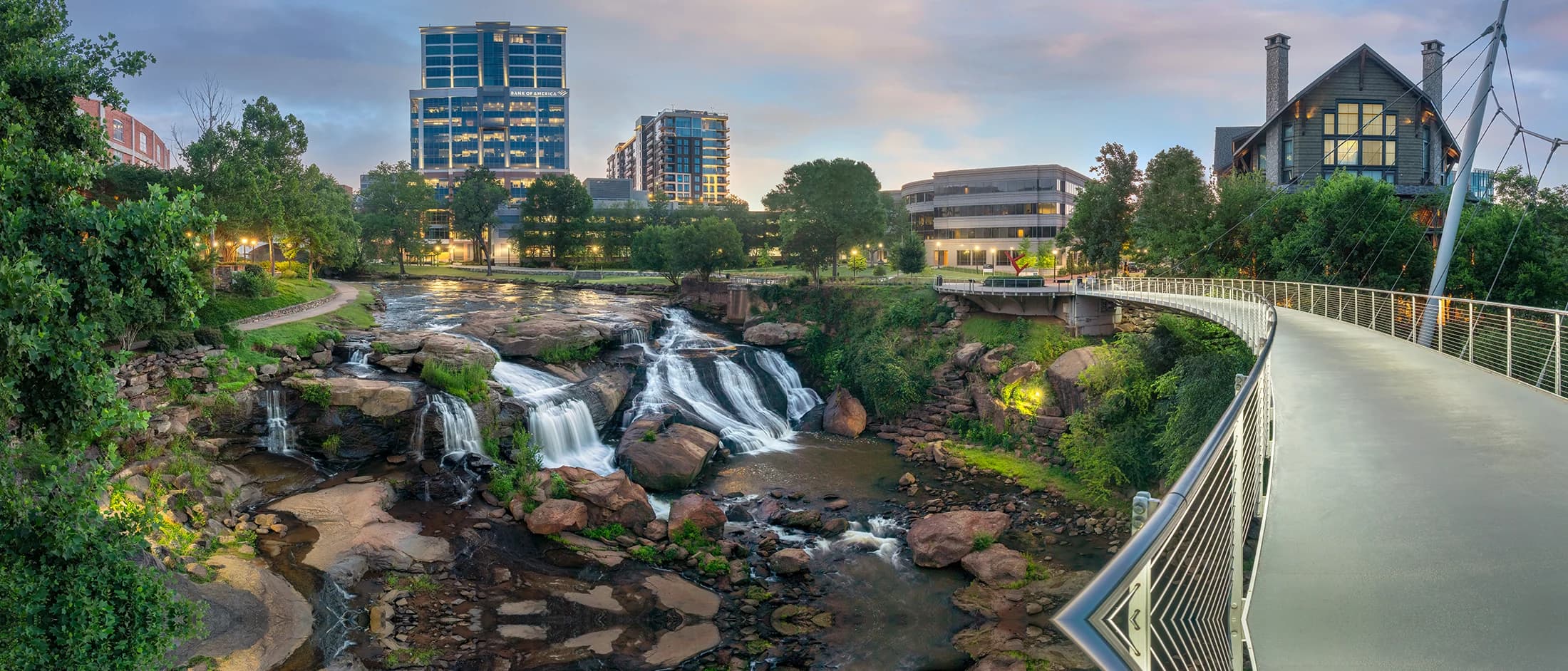Falls Park on the Reedy y el Liberty Bridge a la hora dorada
